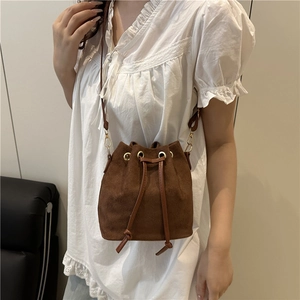 Borsa a secchiello vintage marrone scamosciata con coulisse e dettagli in metallo