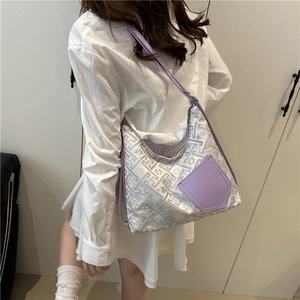 Borsa tote in tela viola e argento con ricamo indossata da una modella per il pendolare