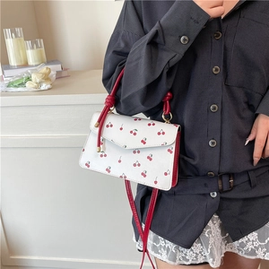 Sac bandoulière mignon à imprimé cerise avec bordure rouge et détail en dentelle blanche