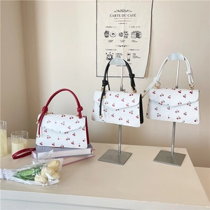 Trois sacs à main mignons à imprimé cerise avec poignées nouées en rouge, noir et blanc