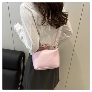 Pink matte handbag with vertical texture, fine gold metal hooks and slim shoulder strap