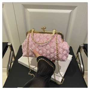 Detailaufnahme der rosa 3D-Stoffrosen-Handtasche mit Goldrahmen und Perlenverschluss