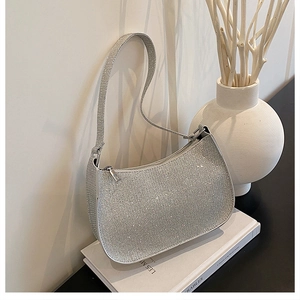 Détail du sac hobo argenté orné de strass brillants avec fermeture éclair et bandoulière