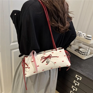 Sac sous l'aisselle matelassé blanc doux avec motifs nœuds rouges et pendentif cœur