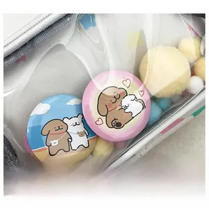 Detail von süßen Cartoon-Pins mit Hunde- und Bärenmotiven in einer weißen Segeltuchtasche
