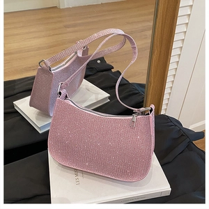 Détail du sac à épaule rose à paillettes avec texture strass brillante et fermeture argent