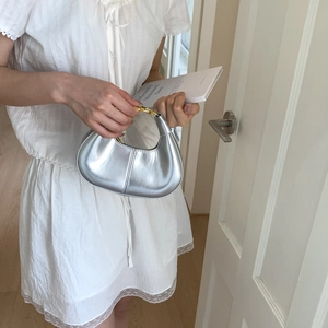 Sac demi-lune argenté avec finition métallique et détails dorés élégants