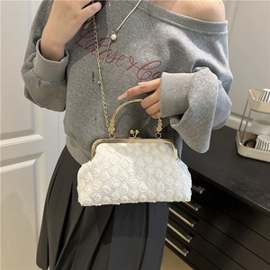 Elegante weiße Stoff-Clutch mit 3D-Rosenstruktur und goldenem Metallgriff für Damen