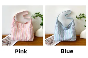 Détails de sacs cabas en nylon à rayures roses et bleues avec larges bandoulières