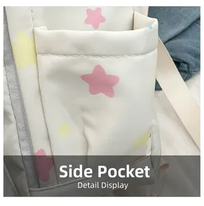 Detailansicht der cremefarbenen Canvas-Rucksack-Seitentasche mit Sternenmuster