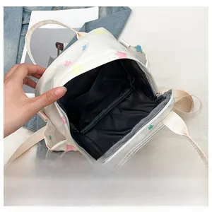 Detailansicht eines weißen Canvas-Rucksacks mit bunten Sternen und Innentaschen