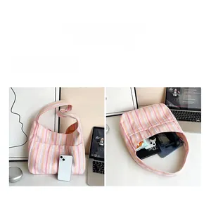 Détail du grand sac cabas en nylon à rayures roses avec rangement intérieur spacieux