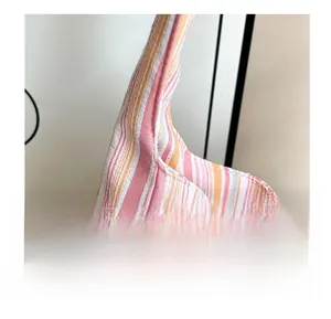 Détail des coutures soignées sur le sac en nylon rayé avec une texture tissée durable