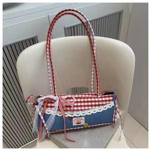 Détails du sac à bandoulière en denim vichy rouge et blanc avec dentelle et broderie cerise