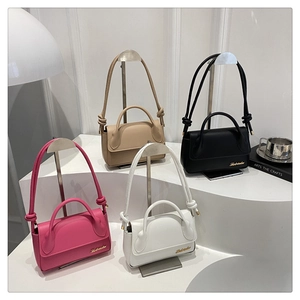 Détail de sacs à main carrés en cuir multicolores avec logo doré et nœuds décoratifs