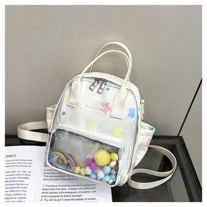 Detail eines süßen Sternenrucksacks mit transparenter Fronttasche und bunten Bommeln