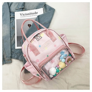 Rosa Rucksack-Detail mit Sternenmuster und transparentem Fach gefüllt mit bunten Kugeln