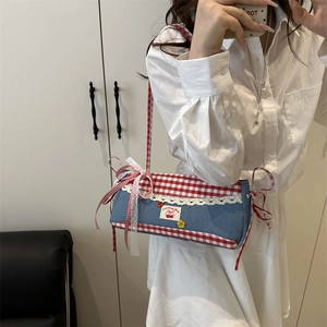 Sac sous le bras en denim doux avec bordure vichy rouge et détails en dentelle cerise