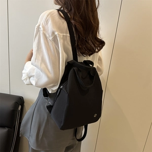 Vielseitiger schwarzer Canvas-Rucksack für Damen mit verstellbaren Gurten und Tragegriff