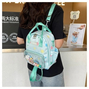 Nahaufnahme hellblauer Rucksack mit Sternenmuster und transparenter PVC-Fronttasche