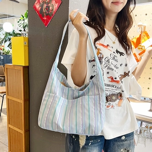 Sac fourre-tout en nylon à rayures bleues et mauves avec grande capacité et poches