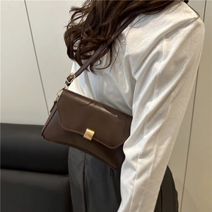 Borsa a tracolla marrone scuro minimalista con fibbia dorata in stile retrò casual