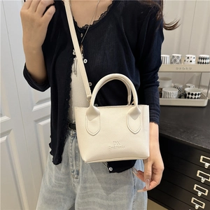 Minimalistische cremeweiße Beuteltasche mit Litschi-Muster und verstellbarem Gurtband