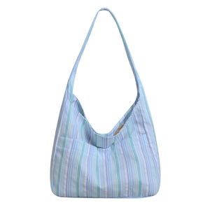 Sac à bandoulière en toile à rayures bleu clair et violet avec poches frontales