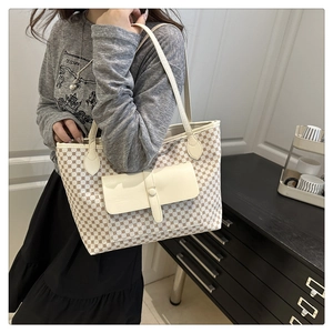 Detailed side view of the large retro tote bag with cream and brown geometric patterns