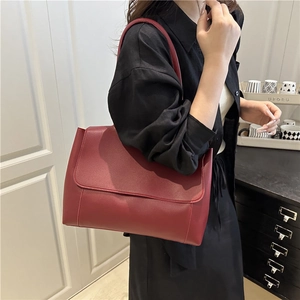Borsa a tracolla minimalista rosso scuro in pelle opaca da donna stile ufficio