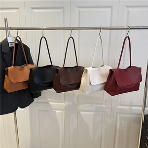 Grandi borse tote minimaliste in pelle per donna in cinque colori su un appendino