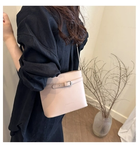 Détails d'un sac seau à la mode en cuir lisse avec une boucle métallique élégante