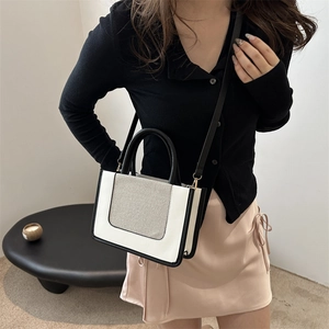 Moderne Shopper-Tasche aus Canvas und Leder mit Kontrast-Design und Schultergurt