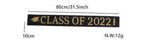 Λεπτομέρεια από κορδέλα αποφοίτησης Class of 2022 από μαύρο σατέν με χρυσή μεταξοτυπία