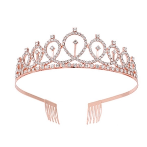 Dettaglio di tiara in cristallo oro rosa con pettini per una tenuta sicura alle feste