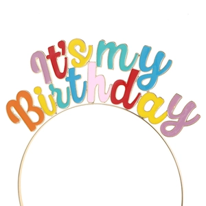 Dettaglio di cerchietto in metallo dorato con scritta colorata IT'S MY BIRTHDAY per feste