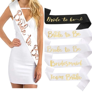 Détail des lettres scintillantes Bride to be et Bridesmaid sur écharpes en satin