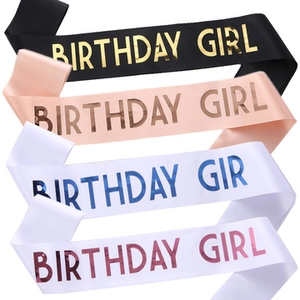 Détail d'écharpes d'anniversaire colorées en satin noir, rose et blanc pour fille
