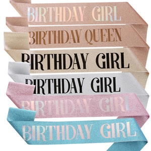 Détail d'écharpes d'anniversaire pailletées en plusieurs couleurs métalliques