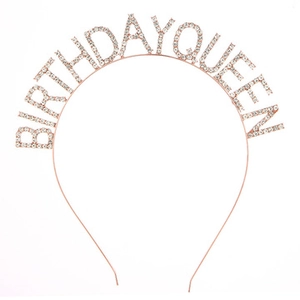 Détail du serre-tête rose gold birthday queen avec des lettres en strass brillants