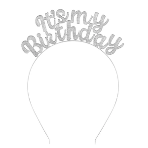 Dettaglio delle scritte glitterate It's My Birthday su cerchietto per feste