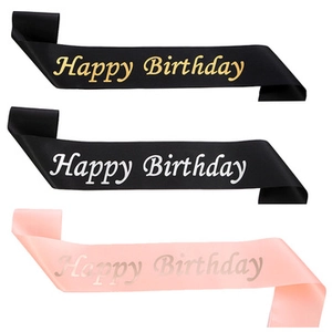 Détail d'écharpes Happy Birthday en satin noir et rose avec lettrage doré brillant