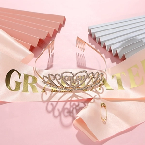 Dettaglio corona GRAD in cristallo oro rosa e fascia GRADUATE in raso rosa set