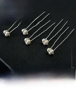 Vue détaillée de cinq épingles à cheveux argentées avec perles et cristaux