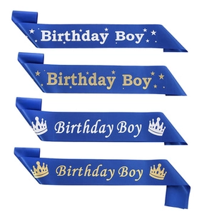 Détail d'écharpes d'anniversaire en satin bleu avec motifs couronne et étoiles
