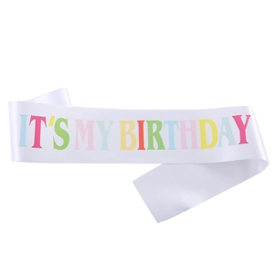 Détail d'une écharpe en satin blanc avec texte Its My Birthday arc-en-ciel pour fête
