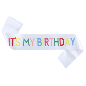 Dettaglio della fascia di compleanno in raso bianco con testo colorato IT'S MY BIRTHDAY