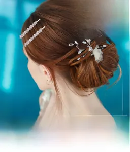 Détail d'un ensemble de pinces à cheveux de mariée avec cristaux et ornements floraux