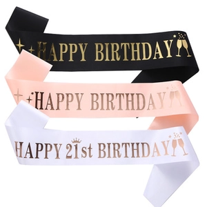 Écharpes d'anniversaire en satin noir, rose et blanc avec détails de lettrage dorés élégants