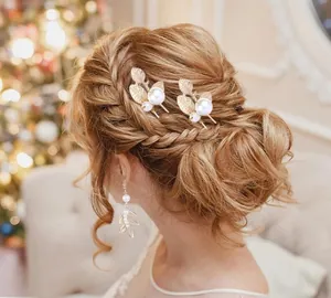 Dettaglio forcina per sposa con foglie dorate, perle bianche e orecchini abbinati